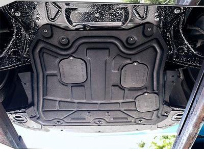 發動機護板材質大比拼 錳鋼與鋁鎂合金如何選擇？（此處開頭請改回正文的實際內容，為便于示意，微按照通用場景補一段） 當車主們在為自己的愛車增添裝備發動機護板時，面對材質的選擇不常會猶豫 “錳鋼好還是鋁鎂合金好？” 這是決定到底傾向于硬核保護輕盈靈活的防護方案的問題。要找出最佳的發動機擋板備材，就得分析這兩者的特性和本質之分。
